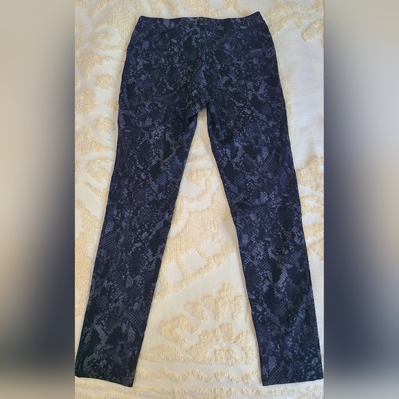 Sanctuary Black and Gray Snake Patterned Leggings - Picture 4 of 11